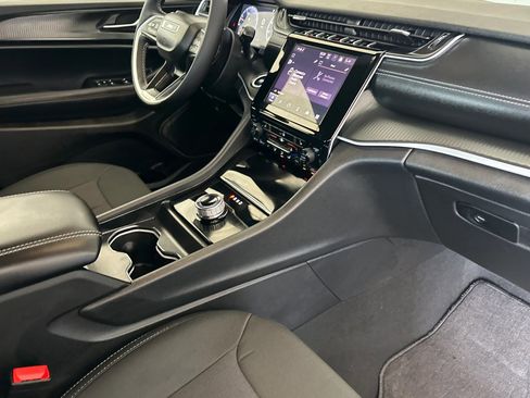 New 2025 Jeep Grand Cherokee Laredo X w/ Luxury Tech Group I image 16