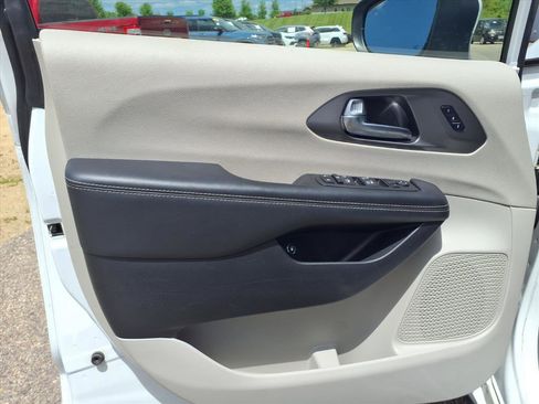 Used 2023 Chrysler Pacifica Touring-L FWD image 15