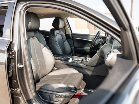 Used 2022 Genesis G70 2.0T image 13