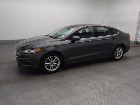 Used 2018 Ford Fusion SE FWD image 2