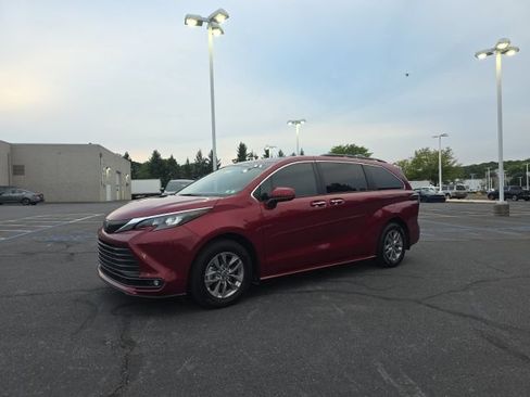 Used 2026 Toyota Sienna XLE FWD image 9