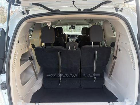 Used 2023 Chrysler Voyager LX image 8