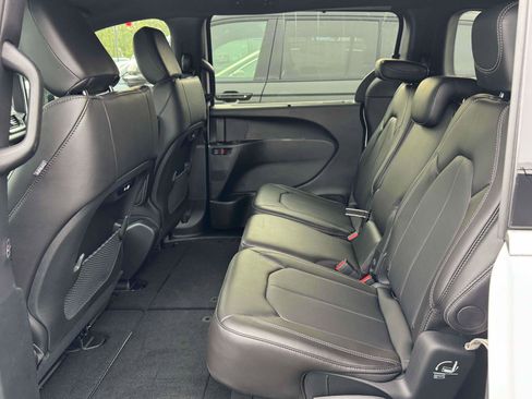 New 2026 Chrysler Pacifica Select image 8