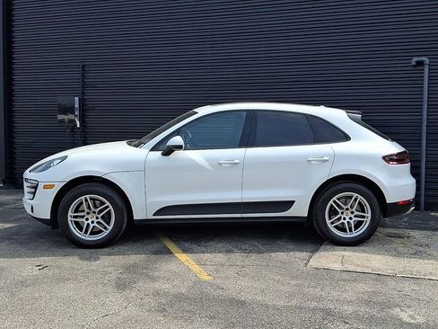 Certified 2017 Porsche Macan image 2