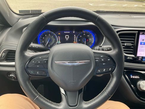 Used 2021 Chrysler Pacifica Touring-L w/ Premium & Safety Sphere Group image 13