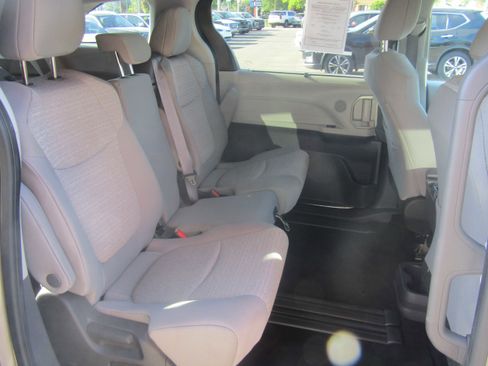 Used 2022 Toyota Sienna LE FWD image 11