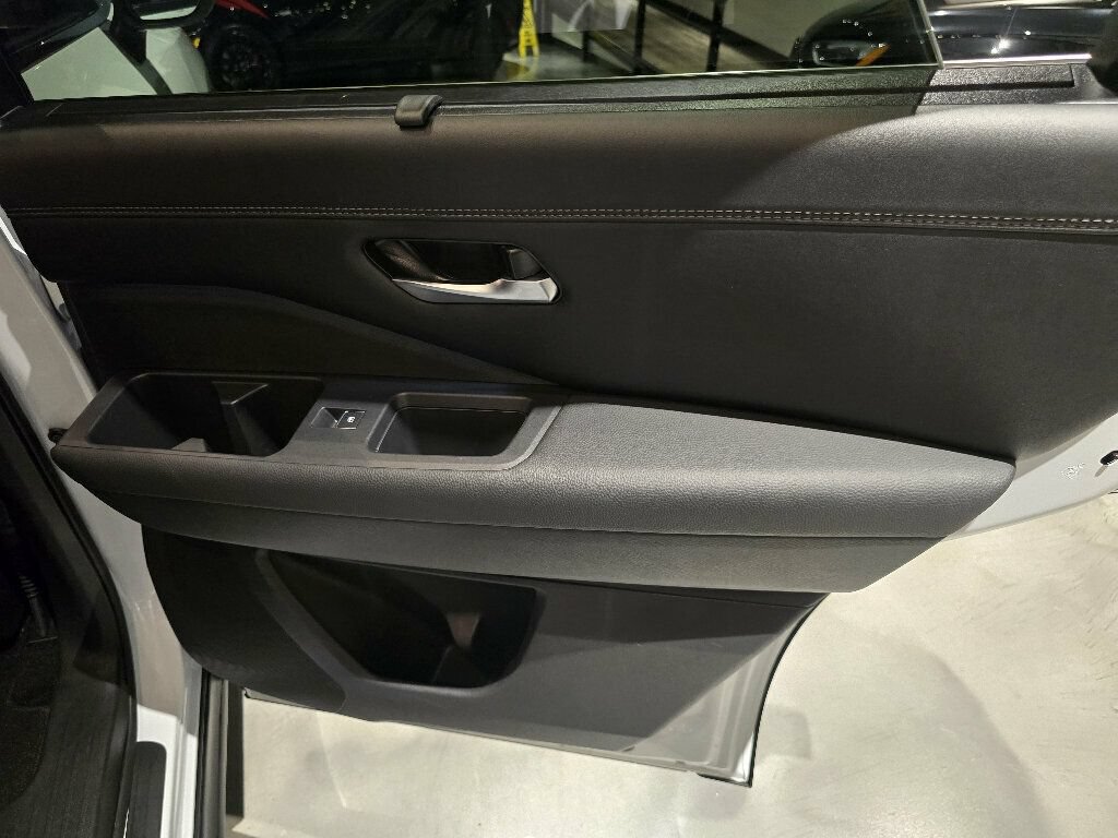 Used 2025 Nissan Pathfinder Platinum w/ Cargo Package FWD image 31