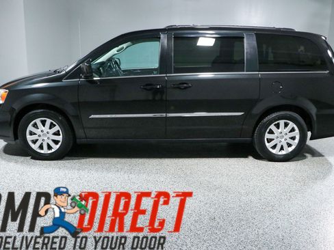 Used 2016 Chrysler Town & Country Touring FWD image 10
