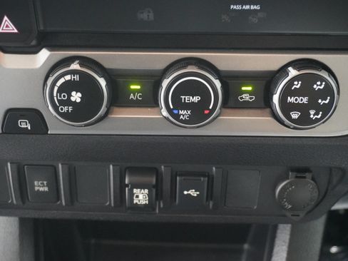 Used 2020 Toyota Tacoma SR5 RWD image 18