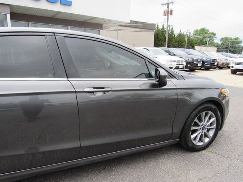 Used 2017 Ford Fusion SE w/ Fusion SE Technology Package FWD image 11