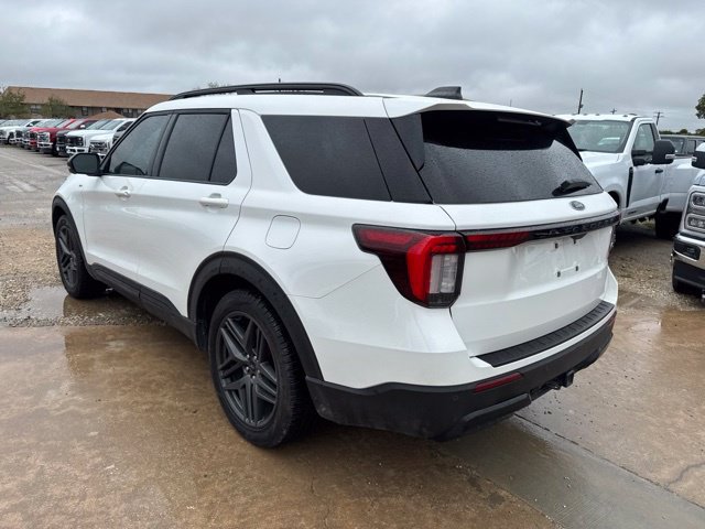 Used 2025 Ford Explorer ST-Line w/ Premium Package RWD image 3