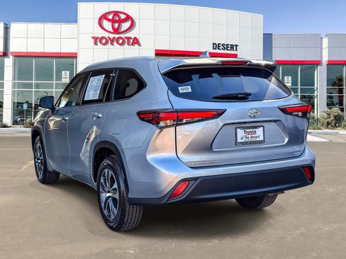 Used 2024 Toyota Highlander XLE FWD image 5