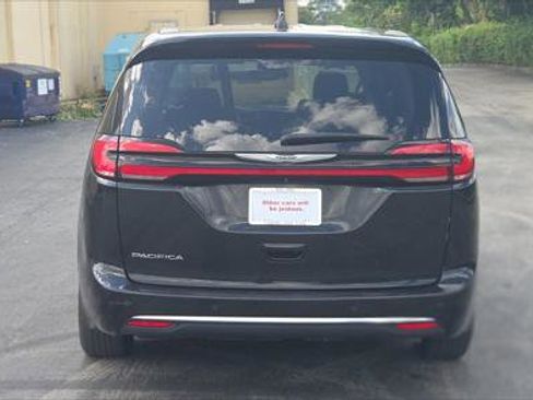 Used 2023 Chrysler Pacifica Touring-L FWD image 6