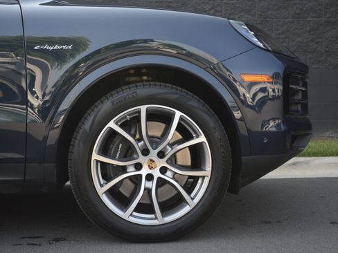 Certified 2025 Porsche Cayenne Coupe AWD/4WD image 41