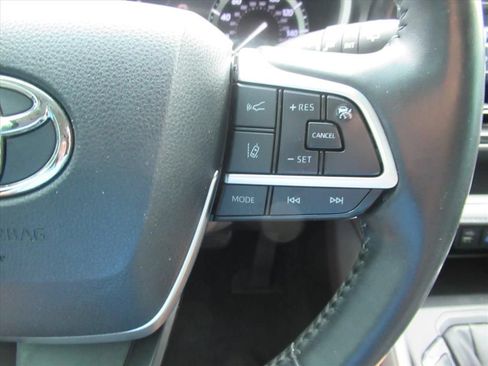 Used 2022 Toyota Highlander XLE FWD image 24