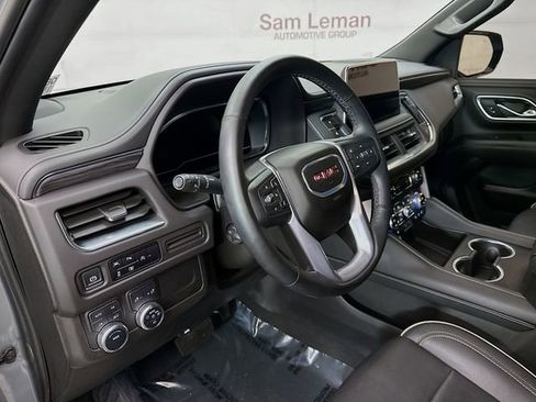 Used 2024 GMC Yukon XL SLT w/ SLT Luxury Package image 11