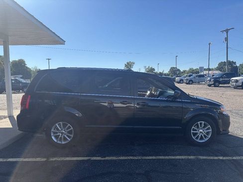 Used 2018 Dodge Grand Caravan SXT FWD image 2