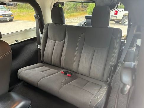 Used 2018 Jeep Wrangler Sahara w/ Connectivity Group AWD/4WD image 13