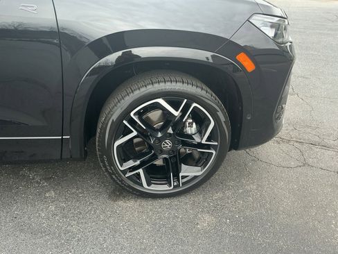 Certified 2025 Volkswagen Tiguan SEL R-Line image 28