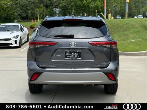 Used 2023 Toyota Highlander Platinum FWD image 12