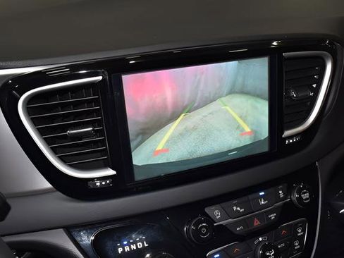 Used 2025 Chrysler Pacifica Select FWD image 14