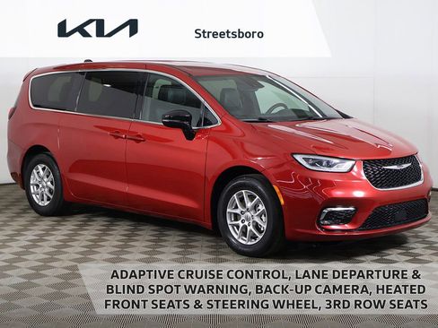 Used 2025 Chrysler Pacifica Select FWD image 1