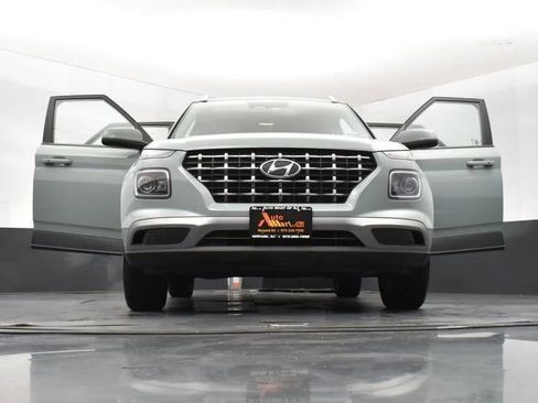 Used 2025 Hyundai Venue SEL image 11
