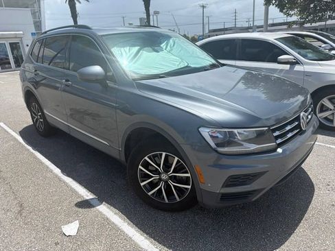 Used 2020 Volkswagen Tiguan SE w/ Panoramic Sunroof Package FWD image 2