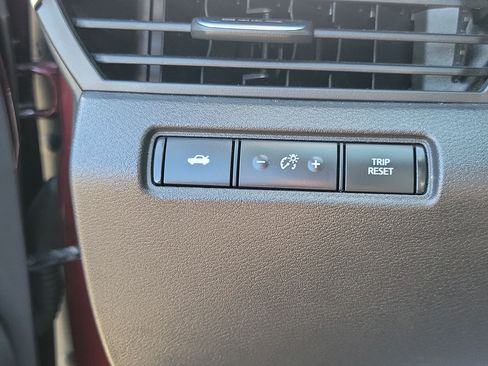 Used 2024 Nissan Altima 2.5 SV FWD image 12