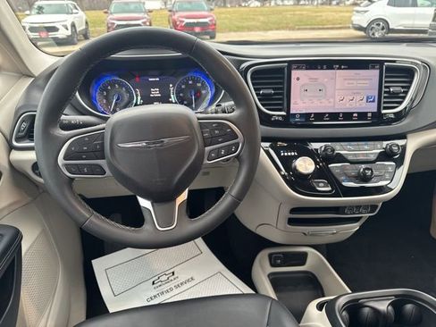 Used 2024 Chrysler Pacifica Touring-L image 19