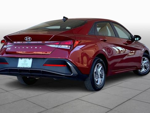 Used 2025 Hyundai Elantra SE image 12