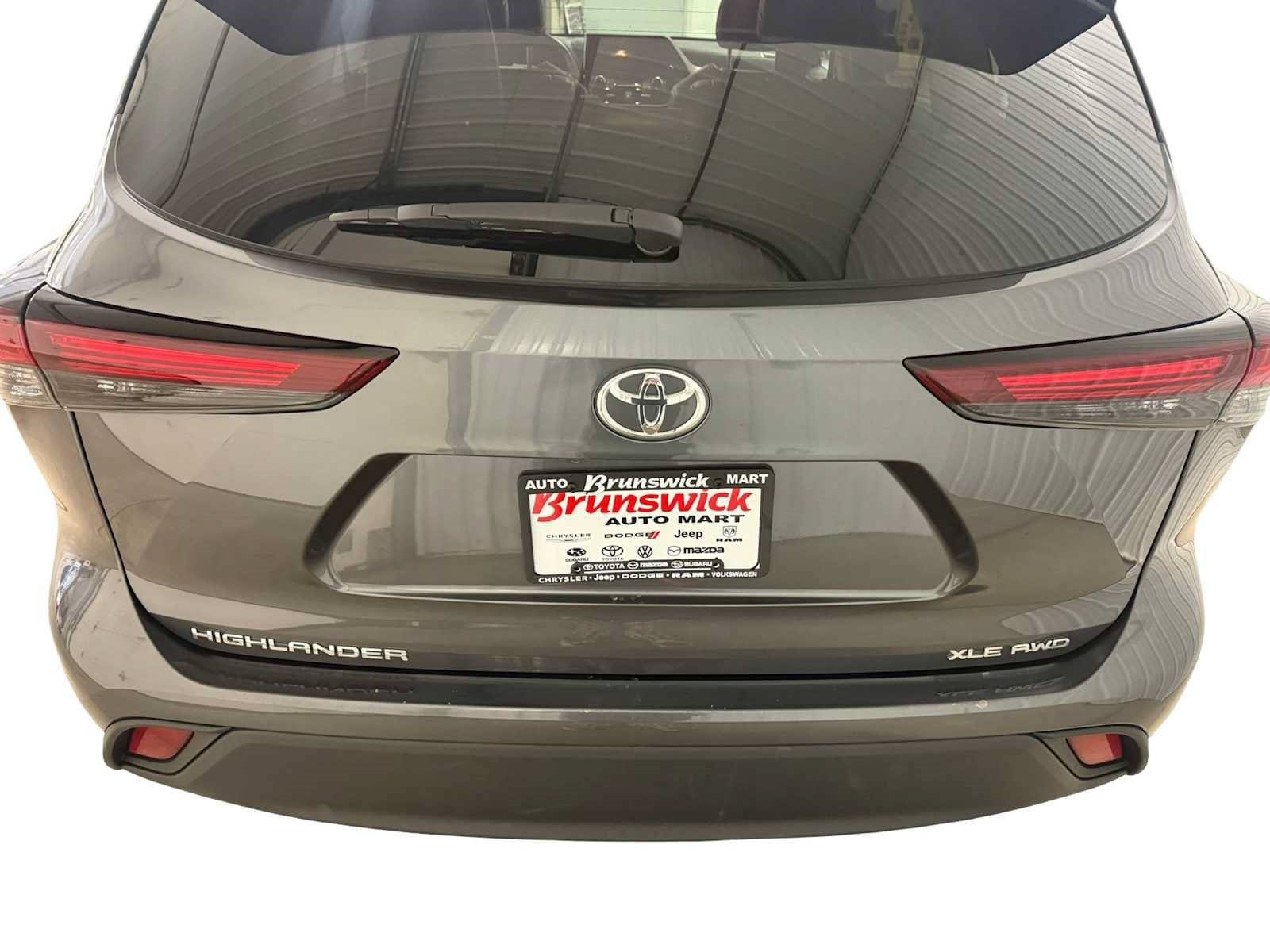Used 2024 Toyota Highlander XLE AWD/4WD image 5
