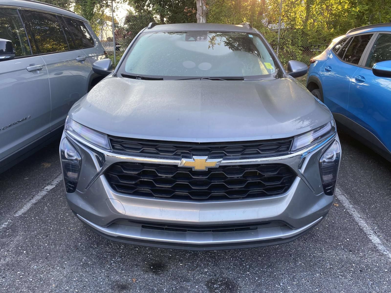 Used 2025 Chevrolet Trax LT FWD image 2