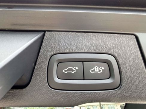 Certified 2025 Volvo XC60 B5 Ultra AWD/4WD image 18