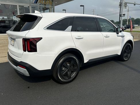 Used 2025 Kia Sorento LX FWD image 13