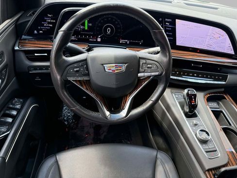 Used 2024 Cadillac Escalade ESV Luxury AWD/4WD image 4