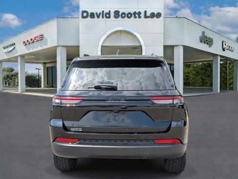 Used 2025 Jeep Grand Cherokee Altitude RWD image 8