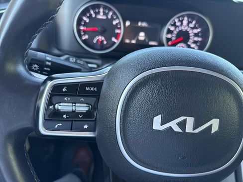 Used 2024 Kia Carnival LX FWD image 42