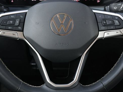 Used 2024 Volkswagen Taos SE FWD image 18