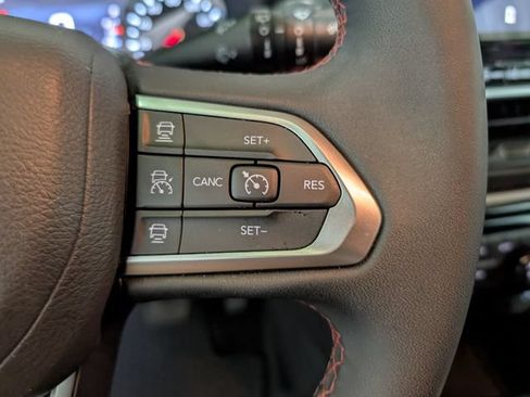 Used 2025 Jeep Compass Trailhawk AWD/4WD image 17
