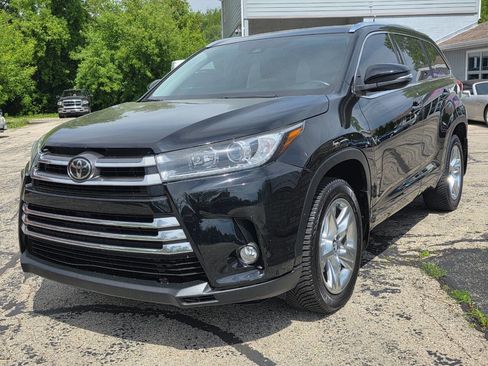 Used 2017 Toyota Highlander Limited AWD/4WD image 3