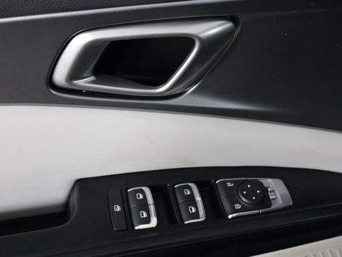 Used 2023 Kia Carnival LX FWD image 22