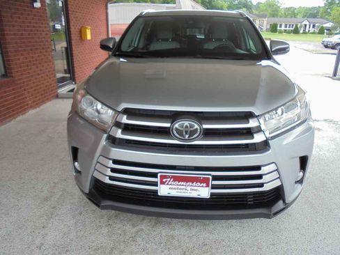 Used 2019 Toyota Highlander XLE FWD image 3