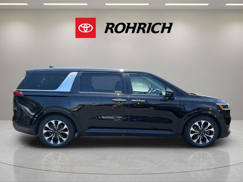 Used 2023 Kia Carnival EX FWD image 5