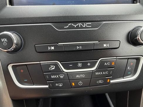 Used 2019 Ford Fusion SE FWD image 20