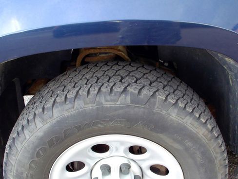 Used 2009 Chevrolet Suburban LS w/ Skid Plate Package AWD/4WD image 12