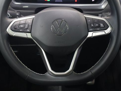 Used 2022 Volkswagen Tiguan SE w/ Panoramic Sunroof Package AWD/4WD image 17