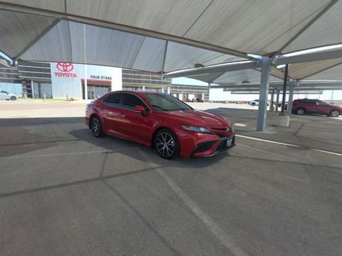 Used 2023 Toyota Camry SE FWD image 4