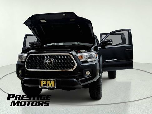 Used 2018 Toyota Tacoma TRD Off-Road w/ Technology Package AWD/4WD image 12