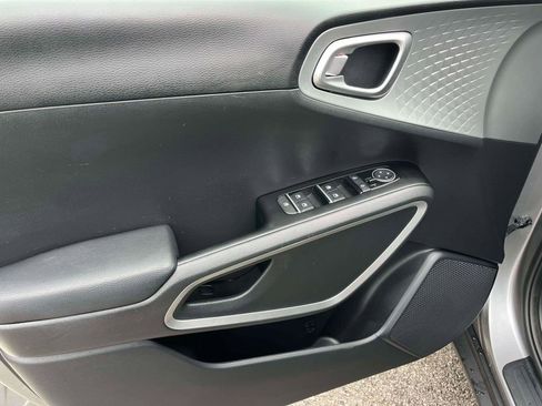 Used 2025 Kia Soul LX w/ LX Technology Package FWD image 13
